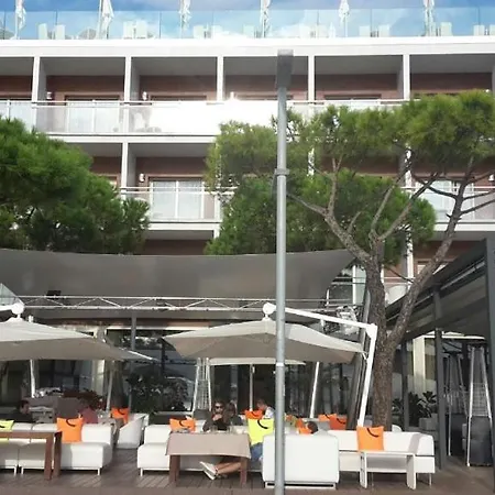 Ξενοδοχείο Cosmopolita Boutique & 4*